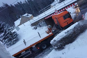 Laster bleibt in Kühberg unter Brücke stecken - Hier kam der Laster nicht durch: Die Brücke über die Paßstraße in Kühberg hat eine Durchfahrtshöhe von 3,3 Metern.