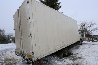 Laster bleibt stecken - Wendemanöver scheitert -