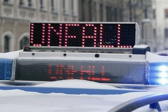 Laster bleibt unter einem Bahnviadukt hängen - Der Fahrer des Lkw wurde per Haftbefehl gesucht.