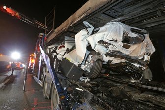 Laster fährt in Stauende - zwei Tote auf A 72 -