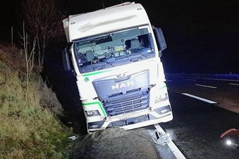 Laster fährt sich fest - A4-Spuren gesperrt - Ein Laster musste am Mittwoch auf der A 4 von einem Bergekran aus dem Bankett gehoben werden. 