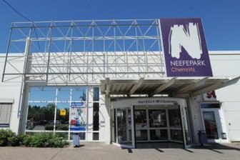 Laster festgefahren - Behinderung im Busverkehr am Neefepark -