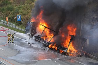 Laster geht auf A17 in Flammen auf -