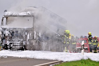 Laster geht in Flammen auf - Auf der Waldheimer Straße in Kriebstein ist am Dienstag ein Tanklaster in Brand geraten. Die Fahrerkabine der Zugmaschine brannte völlig aus. Die Ortswehren aus Kriebstein und Rossau konnten verhindern, dass die Flammen auf den Hänger übergriffen.