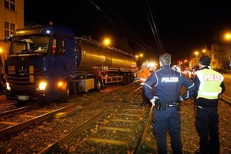 Laster im Gleisbett stecken geblieben -