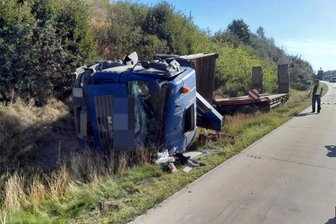 Laster kippt auf A 72 um: Fahrer im Krankenhaus - Ein Lkw-Fahrer ist am Donnerstagmorgen bei einem Unfall auf der A 72 bei Hartmannsdorf verletzt worden.