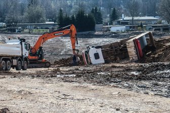 Laster kippt auf alter Halde um - Fahrer muss in Klinik -
