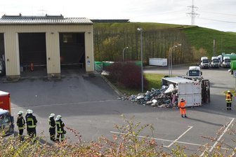 Laster kippt um - Arbeitsunfall auf Mülldeponie Niederdorf -