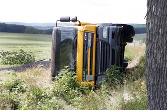 Laster kippt um - Fahrer schwer verletzt - Die Unfallursache ist noch unklar.