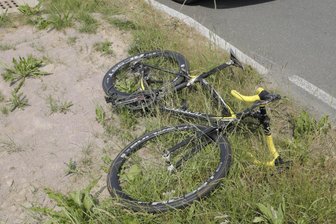 Laster kollidiert mit Radfahrer -
