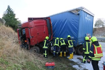 Laster kracht gegen Böschung -