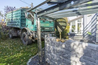 Laster kracht in Vorgarten -