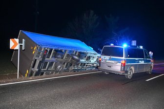 Laster landet bei Hartha im Graben: B 175 nach Sperrung wieder frei - Ein Kleinlastwagen ist auf der B 175 bei Hartha von der Straße abgekommen.