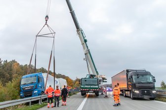 Laster mit Tiefkühlwaren verunglückt auf A 72 bei Stollberg – Ermittlungen gegen 78-jährigen Fahrer - Aufwendige Bergungsarbeiten hat es nach einem Unfall am Donnerstag auf der A 72 bei Stollberg gegeben.