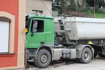 Laster prallt gegen Haus in Schönheide -