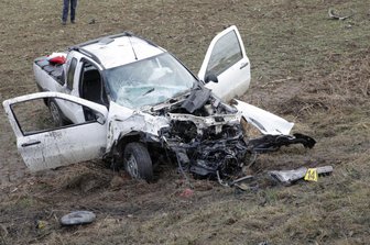 Laster und Pickup kollidieren auf B 101 - Der Pickup rutschte einen Abhang neben der B 101 hinunter.