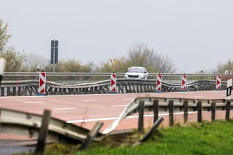 Laster-Unfall auf A 4 am Kreuz Meerane: Mega-Schaden an den Schutzplanken - Am A-4-Kreuz bei Meerane ist ein Teil der Schutzplanken beschädigt.