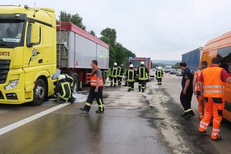 Laster verliert Diesel - kilometerlanger Stau auf A 4 - Etwa 400 Liter Diesel hat ein Laster am Donnerstagmittag auf der A 4 verloren.