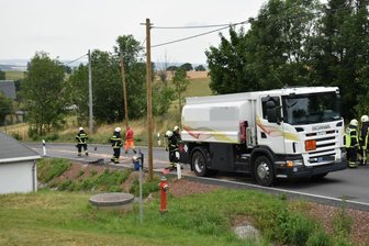 Laster verliert Kraftstoff: Feuerwehreinsatz in Adorf - Ein Laster hat am Mittwochvormittag in Adorf Diesel verloren.