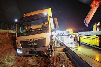 Lastwagen gerät hinter Leitplanke - Für die Bergung des Lkw mussten zunächst 20 Meter Leitplanke abgebaut werden.