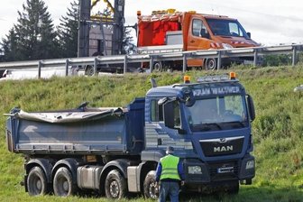 Lastwagen kommt von der Autobahn ab - Der Lastwagen hatte sich auf durchweichtem Boden festgefahren.
