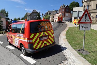 Lastwagen verliert im Erzgebirge literweise Frittieröl - und löst Einsatz von Polizei und Feuerwehr aus - Eine rund vier Kilometer lange Ölspur hat sich am Montag von Bernsbach bis nach Waschleithe gezogen - und einen Einsatz von Polizei, Feuerwehr und Ölschadensdienst ausgelöst.