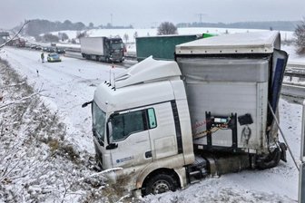 Lastzüge rutschen bei Glätte von der Autobahn - stundenlange Behinderungen -
