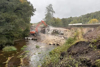 Lasuv: Sanierungsbedarf an Brücken im Erzgebirge bei 8 bis 10 Millionen jährlich – „Tendenz steigend“ - Die Brücke an der Wernsdorfer Papierfabrik war marode. Im vergangenen Jahr wurde sie abgerissen. Seit Ende November 2025 ist der Neubau freigegeben.