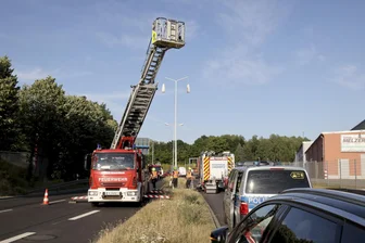 Laterne auf dem Chemnitzer Südring drohte nach Unfall umzukippen - Die Feuerwehr hatte den Laternenmast auf dem Südring am Freitag vorsorglich entfernt.