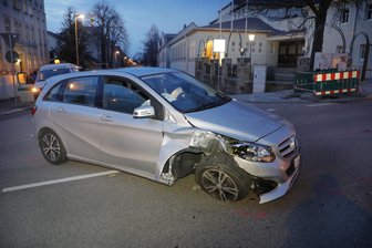 Laternenmast umgelegt - Fahrer verletzt -