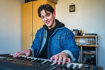 Latino aus dem Erzgebirge will es bei „The Voice of Germany“ schaffen - In seinem Zimmer in Lößnitz hat Gabriel viel geübt – nicht immer zur Freude der Nachbarn.