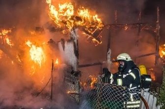 Laube brennt in Gartenanlage ab - Die Laube in einer Kleingartenanlage in Olbernhau brannte am späten Sonntagabend. 