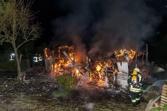 Laube in Olbernhau abgebrannt - Eine Laube ist am späten Sonntagabend in einer Kleingartenanlage an der Saydaer Straße in Olbernhau abgebrannt.