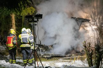 Laubenbrand im Erzgebirge: Bei minus 17 Grad friert der Feuerwehr das Löschwasser ein - Eine Gartenlaube stand in Thalheim in der Nacht zu Montag in Flammen.