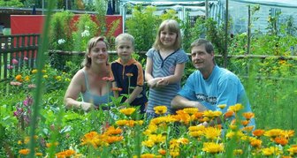 Laubenpieper holen junge Familien hinter den Zaun - 
              <p class="artikelinhalt">Familie Hermann - das sind Mutter Nicole und Vater René mit ihren Kindern Felix (5) und Luisa (7) - fühlen sich in der Kleingartenanlage Pöhla pudelwohl. Sie gehören zur jungen Generation "hinterm Zaun". </p>
            