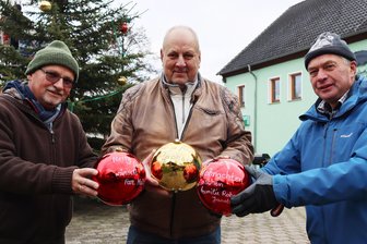 Lauenhain hat einen ganz besonderen Baum - Thomas Maly, Gunter Raithel und Christian Jacob (v. l.) mit den besonderen Weihnachtskugeln.