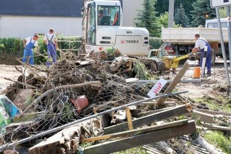 Lauenhain/Königswalde: Aufräumen nach Unwetter dauert noch Tage - Im Bereich der Kreuzung Lauenhainer Hauptstraße/Harthstraße lag am Montagvormittag noch der Unrat, der sich nach dem Regen angesammelt hat. Dass das Areal vor dem alten Gasthof momentan eine Baustelle ist, wirkte sich bei den Arbeiten der Feuerwehr zusätzlich erschwerend aus.