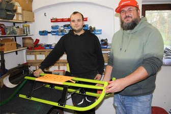 Lauenhain: Wenn aus alten Schlitten richtige Schmuckstücke werden - Erik Vogel (links) und Marcel Bretschneider mit ihrem ersten komplett selbst gestalteten Schlitten.