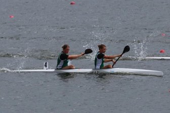 Lauenhainer und Mittweidaer Kanuten überraschen bei Ostdeutscher Meisterschaft - Kim Naumann (SGL, v.) paddelte gemeinsam mit Laura Striegler (SKSV Mittweida) zu Gold über 200 Meter.