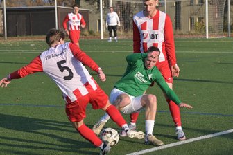 Lauf geht weiter: Thalheimer Sachsenklasse-Fußballer feiern gegen Wilsdruff achten Sieg in den jüngsten neun Spielen - Ian Schenker (Mitte), hier gegen Annaberg, hatte mit einem Tor und einer Vorlage einen großen Anteil am Sieg der Thalheimer gegen Wilsdruff.