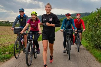 Lauf-KulTour führt nach Tschechien - Laufen und Radfahren im Wechsel - darum geht es bei der Lauf-KulTour, die auch in diesem Jahr wieder für einen guten Zweck unterwegs sein wird. Hier ist eine Etappe aus dem Jahr 2020 zu sehen. 