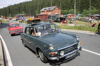 Laufen, Fahren, Feiern: Das geht am Wochenende im Erzgebirge - Auto trifft Lok heißt es am Samstag beim Förderverein Historische Westsächsische Eisenbahnen am Bahnhof Schönheide Süd.