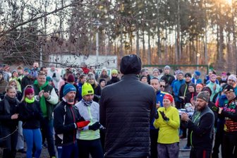 Laufen für einen guten Zweck: Freiberger Silvesterlauf bringt 700 Euro für Kindereinrichtung - Volles Haus am Waldbad: Rund 140 Aktive waren diesmal beim Freiberger Silvesterlauf dabei.
