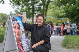 Laufen für Lisa: Wie eine Chemnitzer Schule einer ehemaligen Kollegin beisteht - „Wir für Lisa“ steht auf dem Schild an den Eingängen zum „Sonnenblumenlauf“ der Chemnitzer Grundschule. Davor sitzt Lehrerin und Lisas beste Freundin Kathrin Bohne.