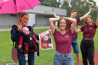 Laufen für Nepal: Es geht los! - Freuen sich auf den 17. Nepallauf am kommenden Wochenende: von links Mitorganisatorin Sarah Gaidzik (mit Mathilda) sowie die Zwölftklässler Leonie Mann, André Hammerschmidt und Marlene Clausnitzer.