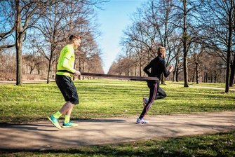 Laufen will gelernt sein - Training am laufenden Band im Großen Garten in Dresden: Trainer Dirk Püschmann verhilft mit einem Gummiband-Training zu mehr Kraft in Oberschenkel und Waden.