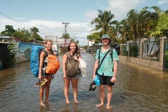 Laufschuhe gegen den Rucksack getauscht - Carolin Schmidt (links), im Bild mit Reisebekanntschaften aus Spanien und Australien, reiste nur mit einem zwölf Kilogramm schweren Rucksack ein halbes Jahr durch Nord- und Südamerika.