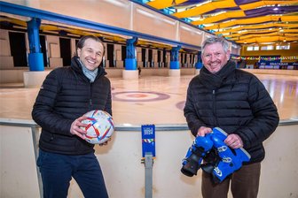 Laufsteg und Partyzone im Icehouse: Auer Business- und Modegala an neuem Veranstaltungsort - Iga-Koordinator Alexander Fuchs (links) und Iga-Vorstand Jens Karluß im Icehouse Aue, in dem man bis vor kurzem noch Eislaufen konnte. Bis zum 25. Mai wird dort umgebaut und alles für die Gala vorbereitet.