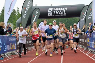 Laufszene feiert Rekord im Erzgebirge: Sachsentrail knackt die 2000er-Marke locker - Auch den Start zum Quarter-Trail über 20 Kilometer – vorn links Adalbert Schöning vom WSV Johanngeorgenstadt als ältester Teilnehmer – verfolgten zahlreiche Zaungäste hautnah.
