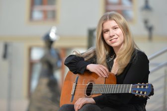 Laura Lootens in Freiberg: Erstmals Solo-Gitarristin bei Sinfoniekonzert der Mittelsächsischen Philharmonie - Laura Lootens aus München ist beim Sinfoniekonzert im Theater Freiberg als Solistin zu erleben.